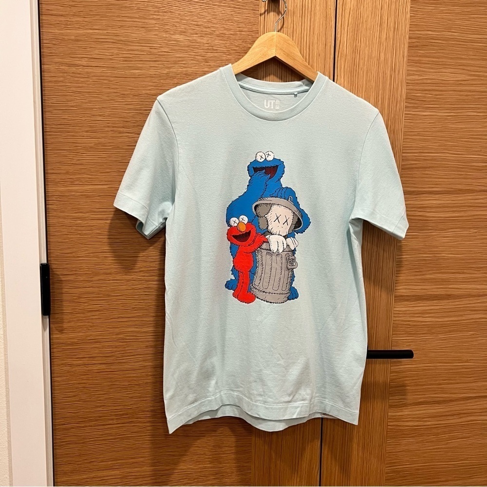 Uniqlo Kaws T-Shirt Men's Med Sesame Street Elmo Cookie Monster Light Blue Tee - Picture 2 of 6